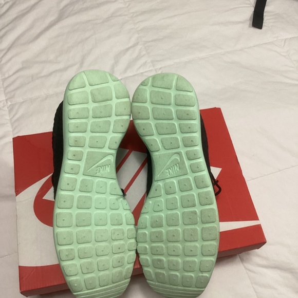 Nike Rosherun FB “Yeezy” Sneakers - Picture 5 of 8
